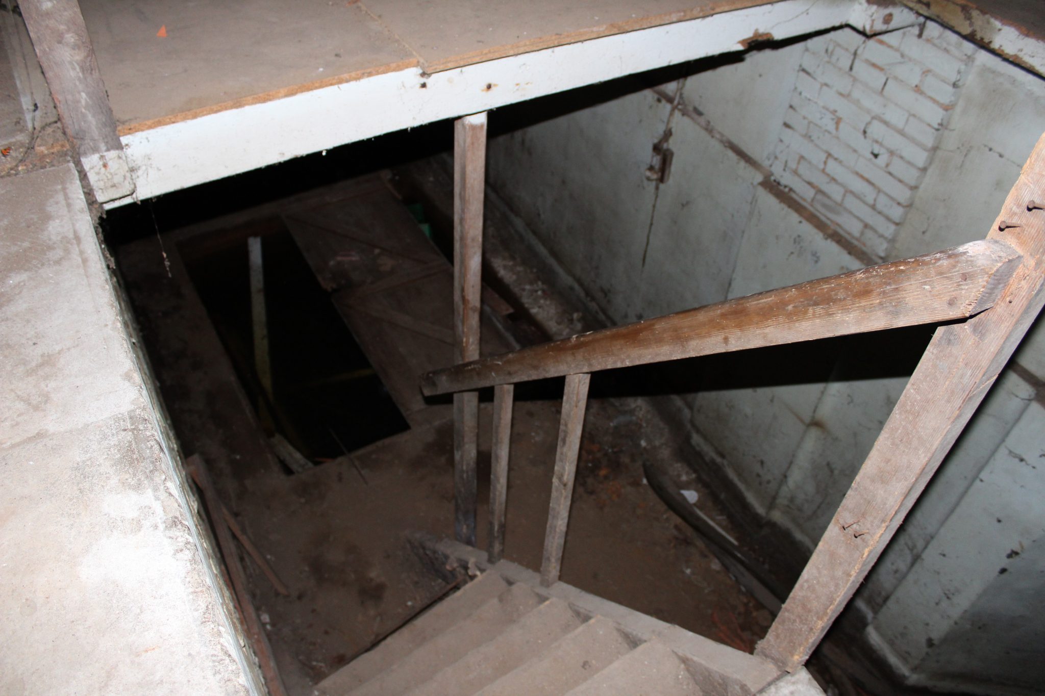 Escalier menant vers le sous-sol, souvent inondé.