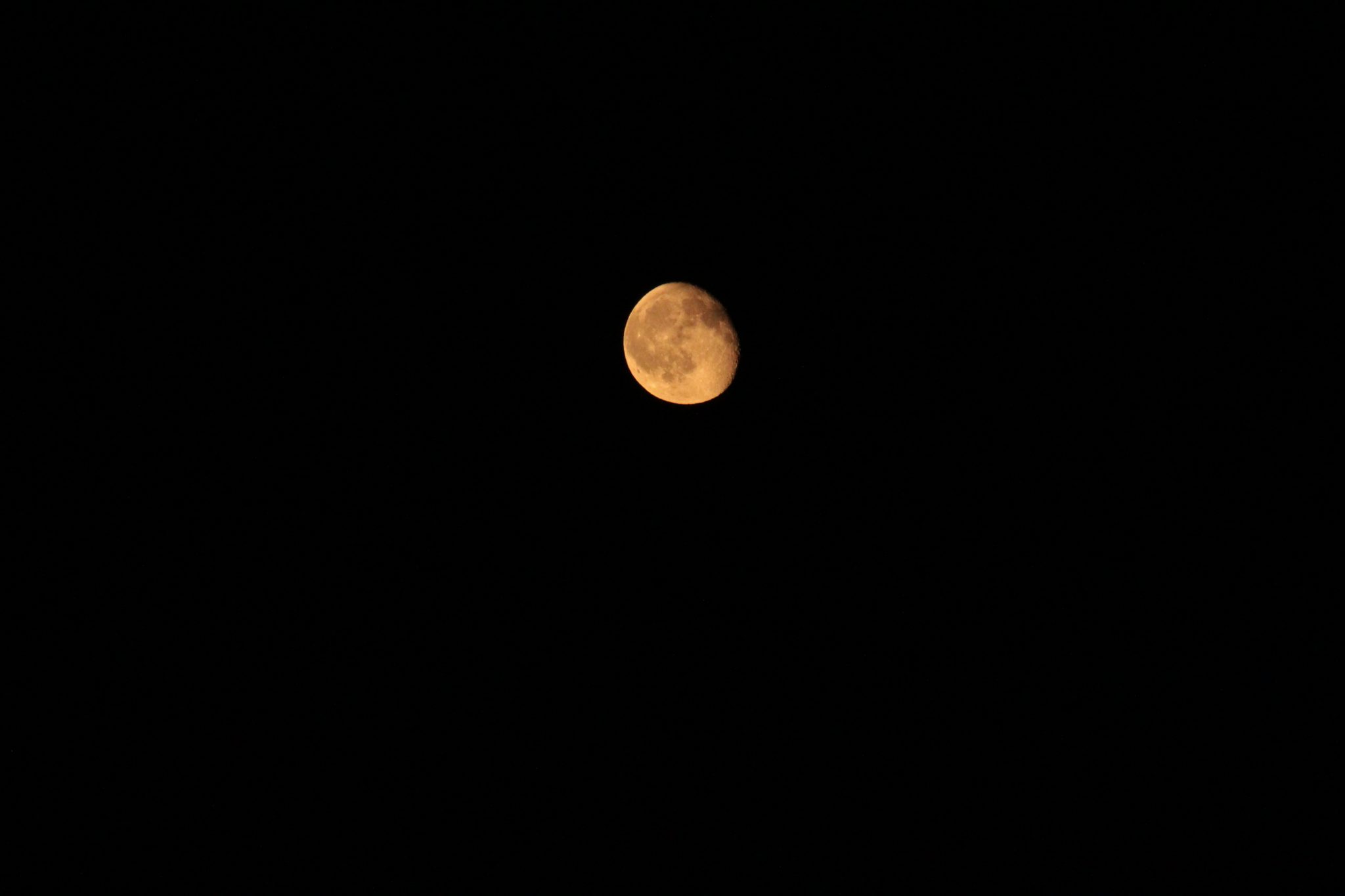La Lune de couleur jaune-orange 