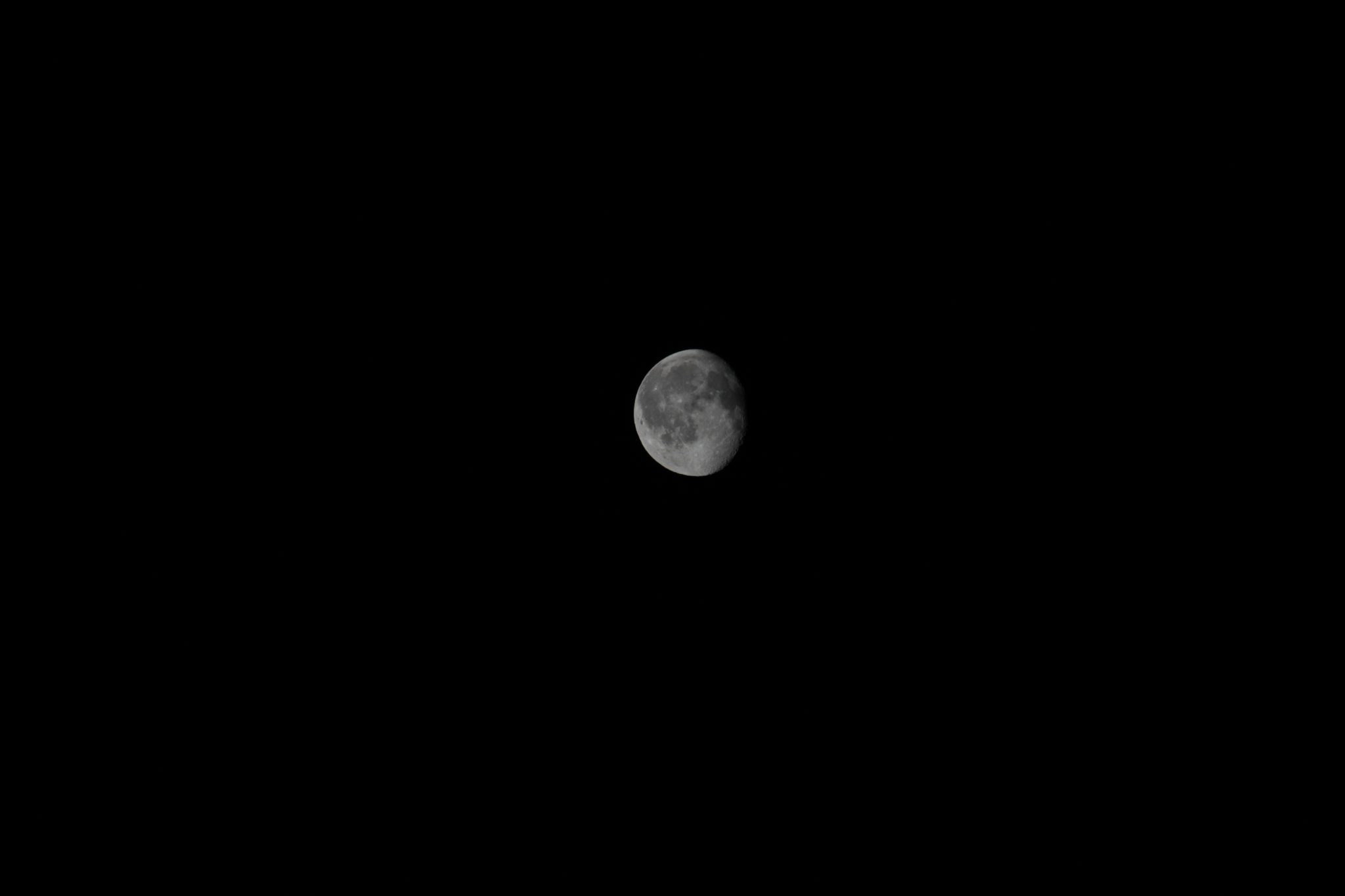 La Lune, sans couleur.